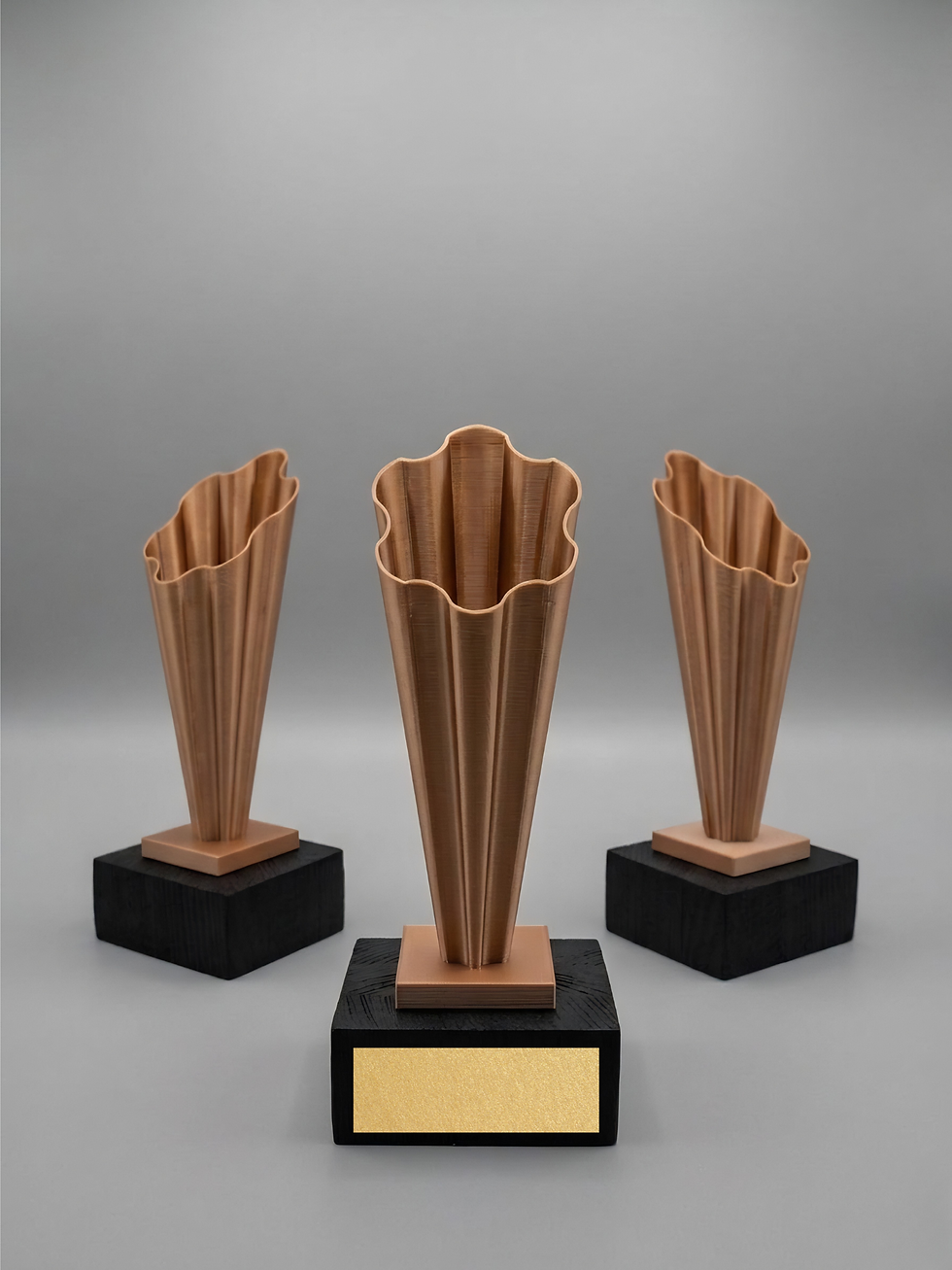 Trofeo generico 3D Tutto Tondo: scultura conica a tutto tondo vista da ogni lato, premio moderno e stampa 3D.
