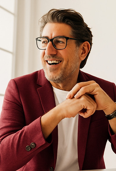 homme à lunettes souriant
