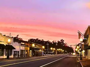 Downtown Kingsland Georgia lit up in the glow of a pink sunset