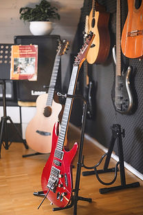 Unterrichtsstandort Stettbach-Dübendorf (p5) Gitarren, Ibanez _edited.jpg