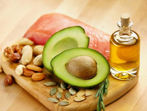 Gesunde Fettquellen wie Nüsse, Olivenöl, Avocado, Lachs