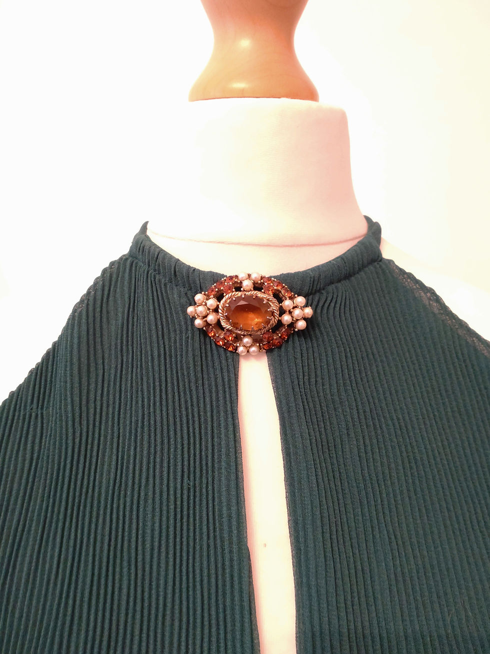 Thumbnail: Classic rhinestones brooch