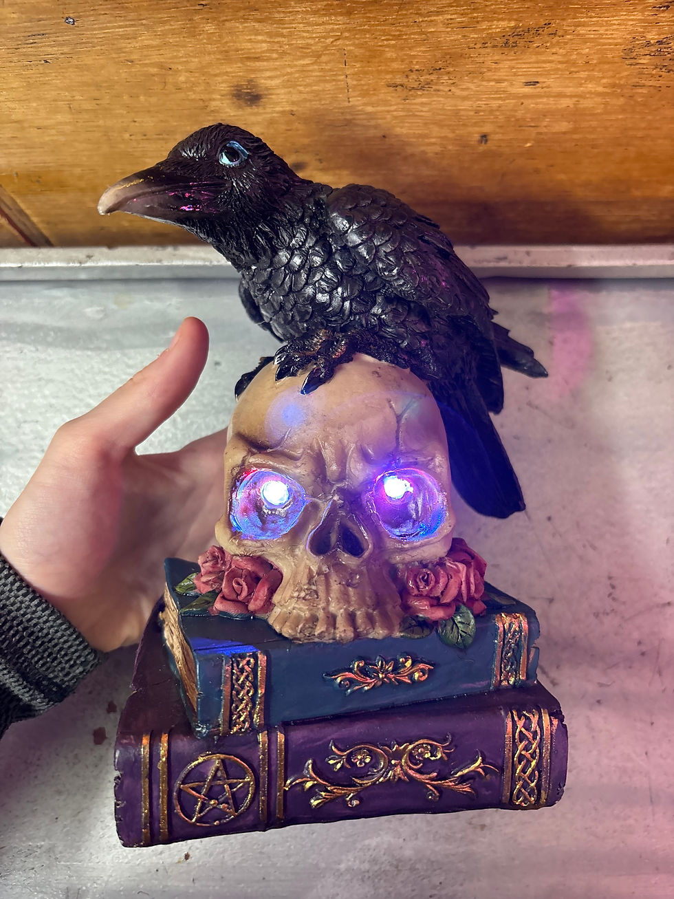 Thumbnail: LED skull on books