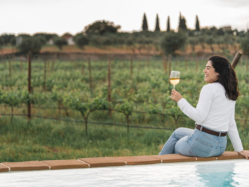 O enoturismo encaixa-se perfeitamente no conceito de slow tourism: o viajante quer relaxar, ouvir os sons do campo, sentir os aromas da terra e viver o território sem pressas.
