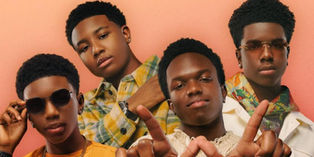 Wanya Morrisの息子4兄弟で結成されたWanMorが、Troy Taylorと製作した「Must Be Love」のセッションを振り返る。「彼は厳しくて冗談は通じないよ」