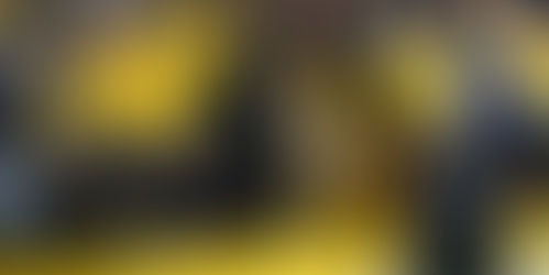 NBAのコートサイドで試合観戦するR&Bシンガーたち。