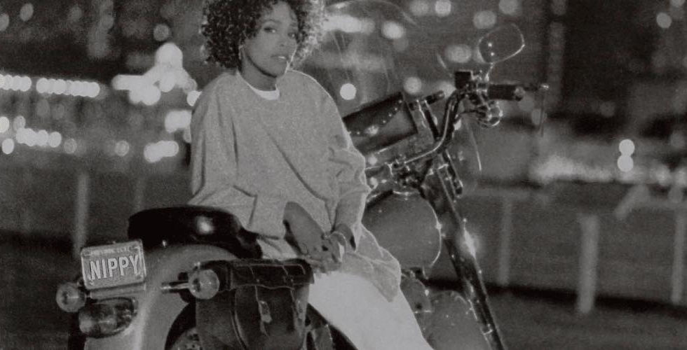 閉店前のショッピング・モールに行くため、Whitney Houstonは「I'm Your Baby Tonight」を一発録り。