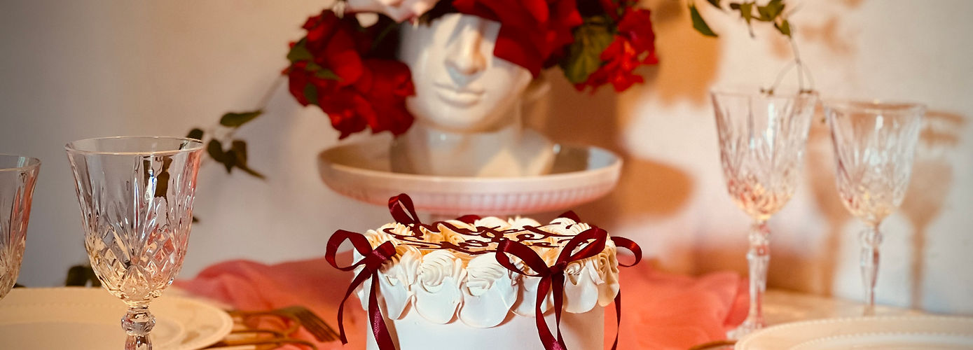 Table dressée sur le thème de l'amour et du raffinement - couverts dorés - assiette en porcelaine - bouquet
