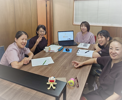 事務所での打ち合わせ風景