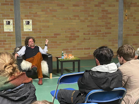 OP BEZOEK. Jeroen Olyslaegers geeft lezing en gaat in gesprek met zesdes