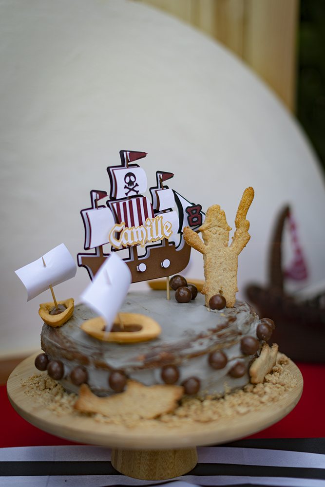 Gâteau du thème pirate avec cake topper au prénom de l'enfant