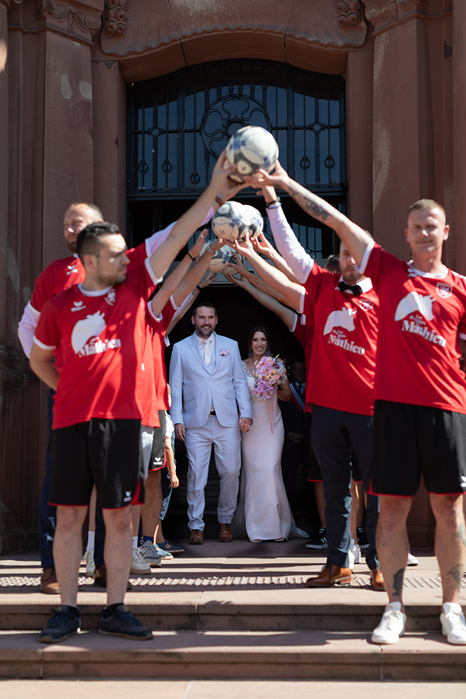 Haie d'honneur du club de foot pour les mariés à la sortie de la mairie d'Haguenau