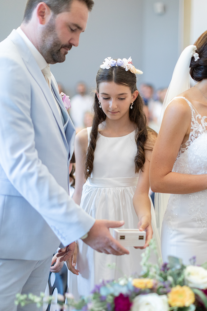 Les filles des mariés apportent les alliances