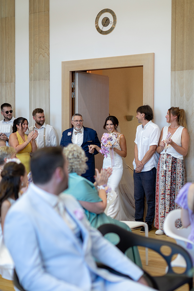 Entrée de la mariée au bras de son papa pendant le mariage civil à Haguenau
