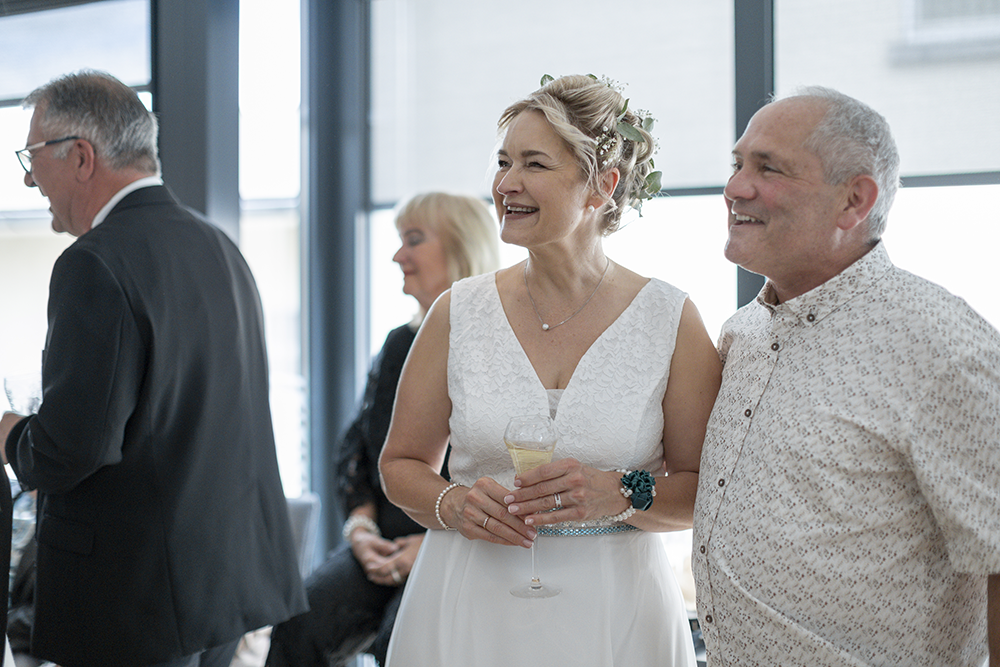 La mariée rigolant avec un invité lors du cocktail au restaurant le Tigre à Dalhunden