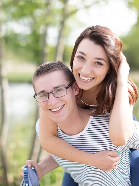Couple s'amusant pendant une séance photo de couple à La Wantzenau