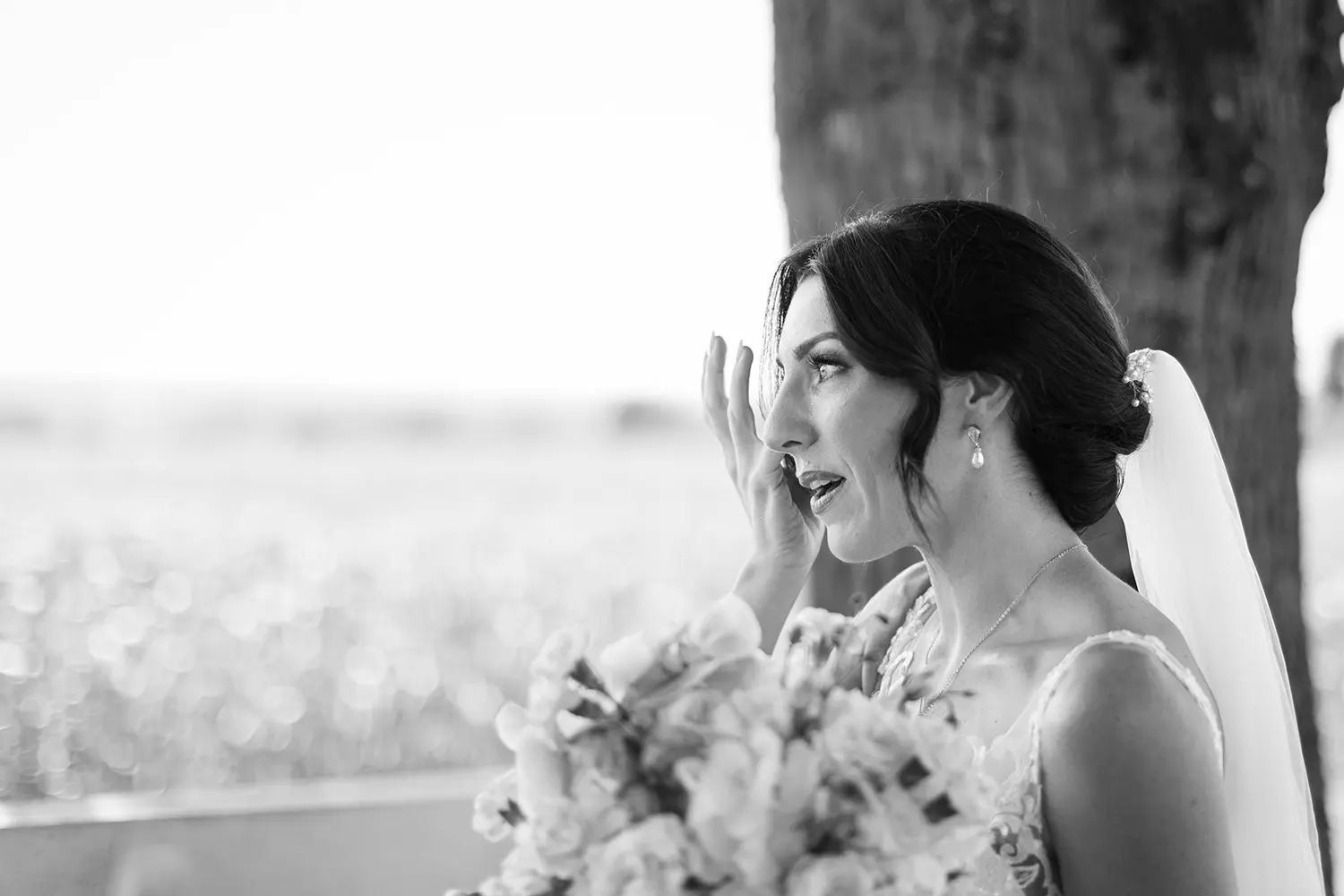 Mariée émue qui essuie une larme lors de son first look à Haguenau