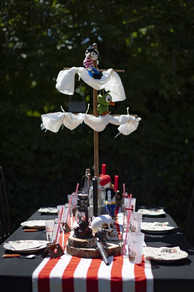 Table à manger décorée sur le thème Pirate