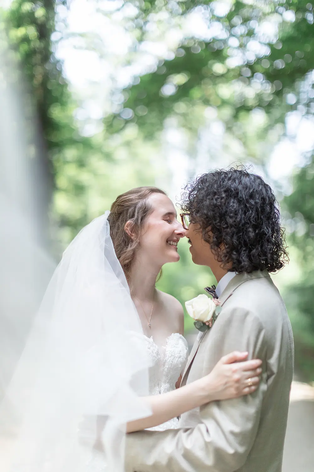 Couple de mariés enlacés lors d’un first look en extérieur dans le Bas-Rhin