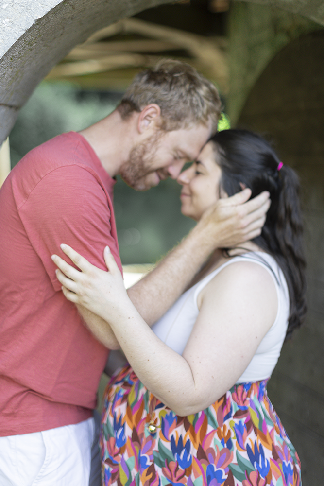Gwendolina et Thomas en couple lors de leur séance photo grossesse