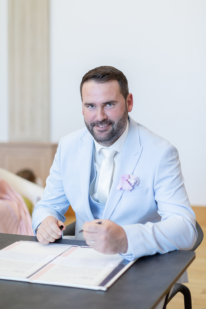 Le marié signe le registre