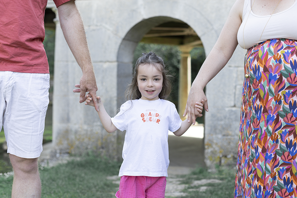 Photo de famille avec Eva lors de la séance grossesse à domicile