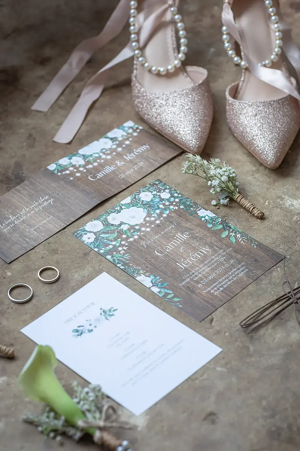 Flatlay des alliances, faire part, chaussures, bijoux 