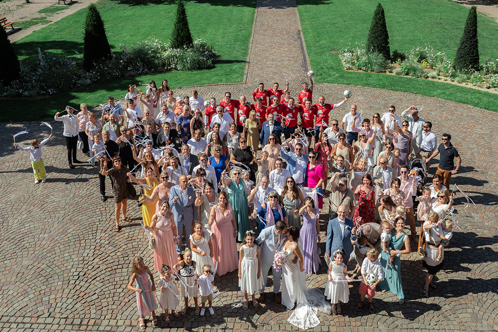 Photo de groupe des invités sur le parvis de la mairie d'Haguenau
