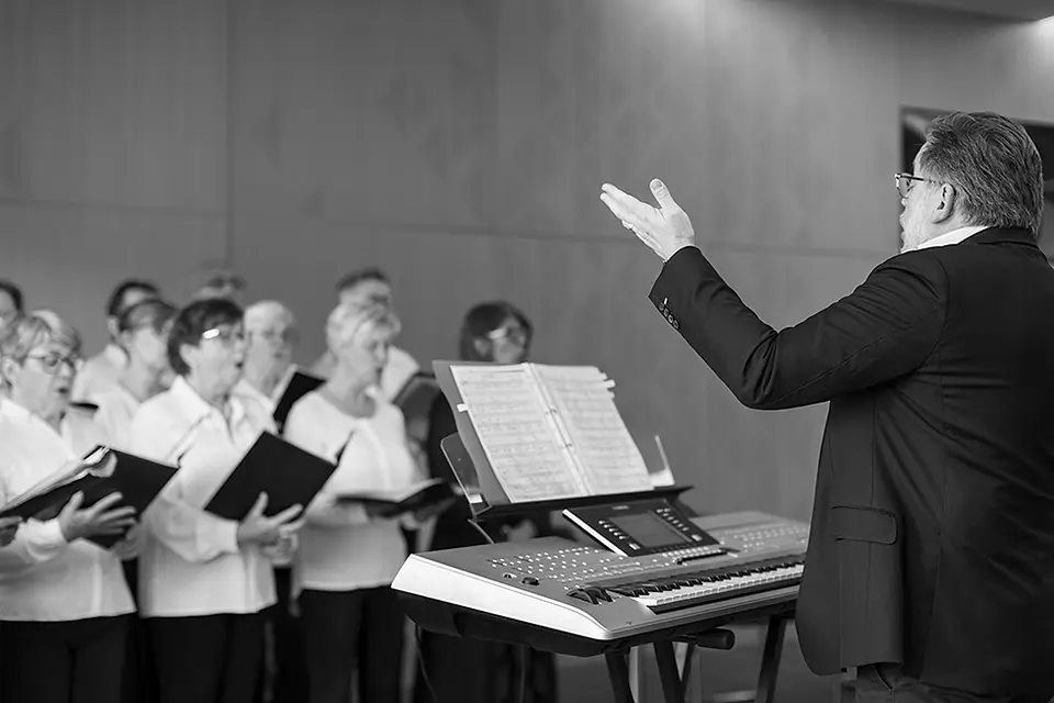 chorale et chef d'orchestre chantant pendant la cérémonie civile