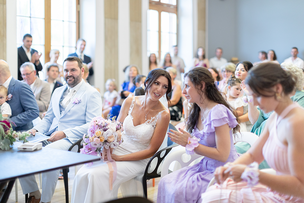 La mariée et sa témoin discutent pendant la cérémonie civile