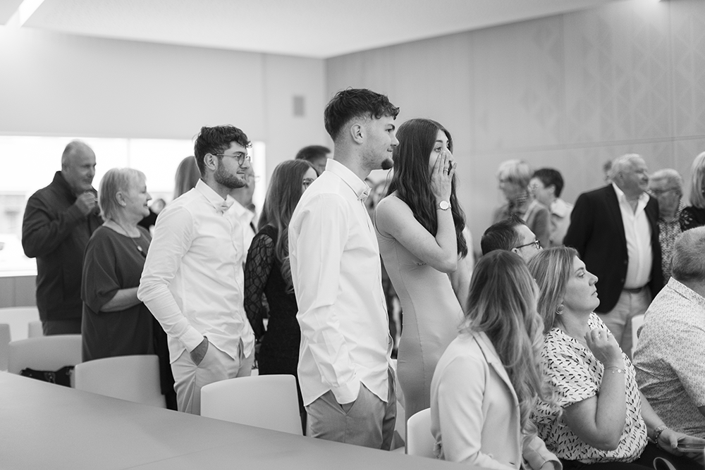 Invités émus pleurent pendant la cérémonie civile