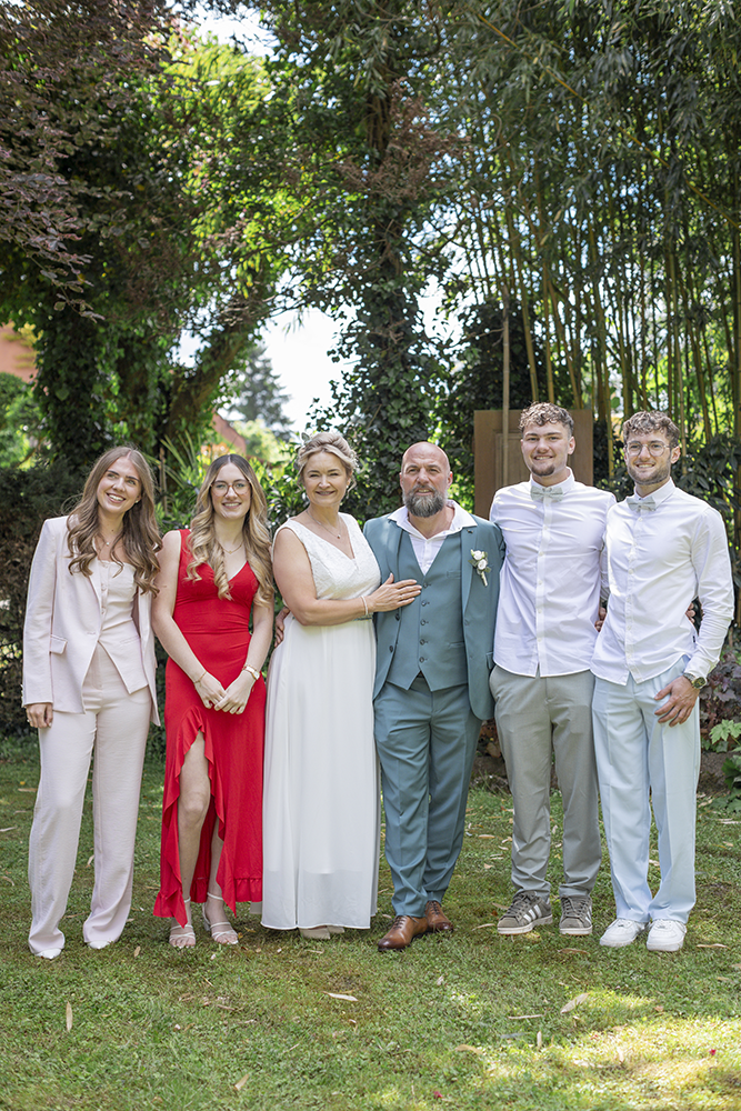 invités posant avec les mariés aux jardins d'Altwasser