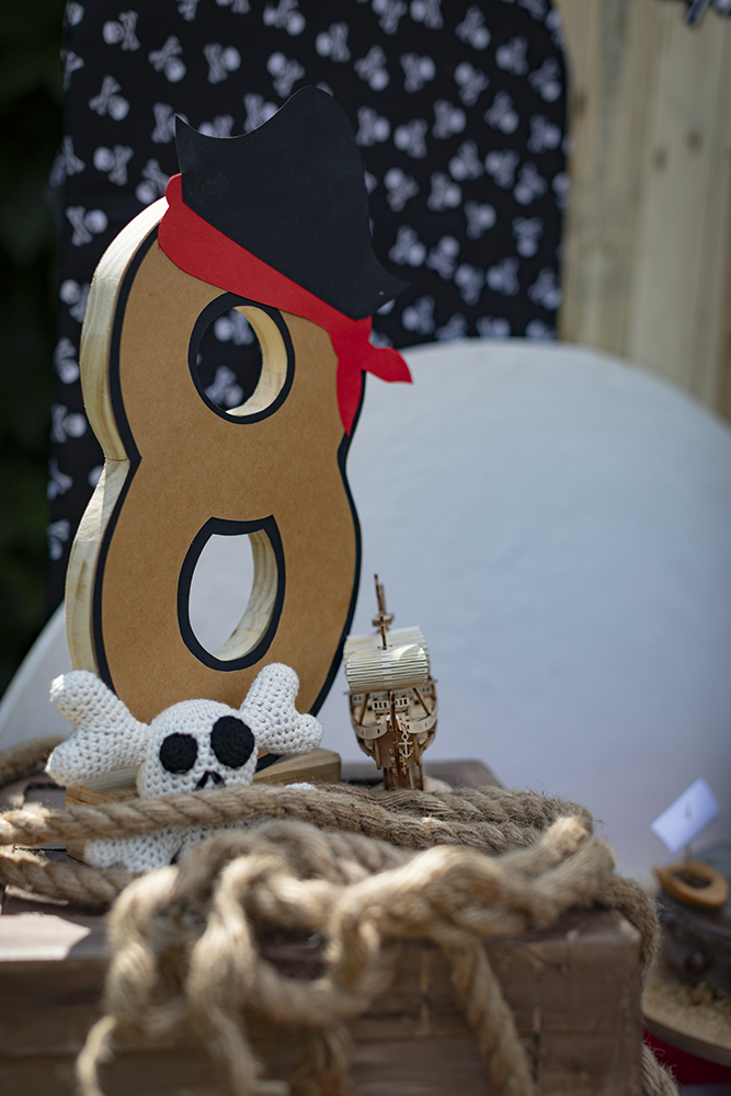 Chiffre "8" décoré sur le thème pirate avec cordes et têtes de mort