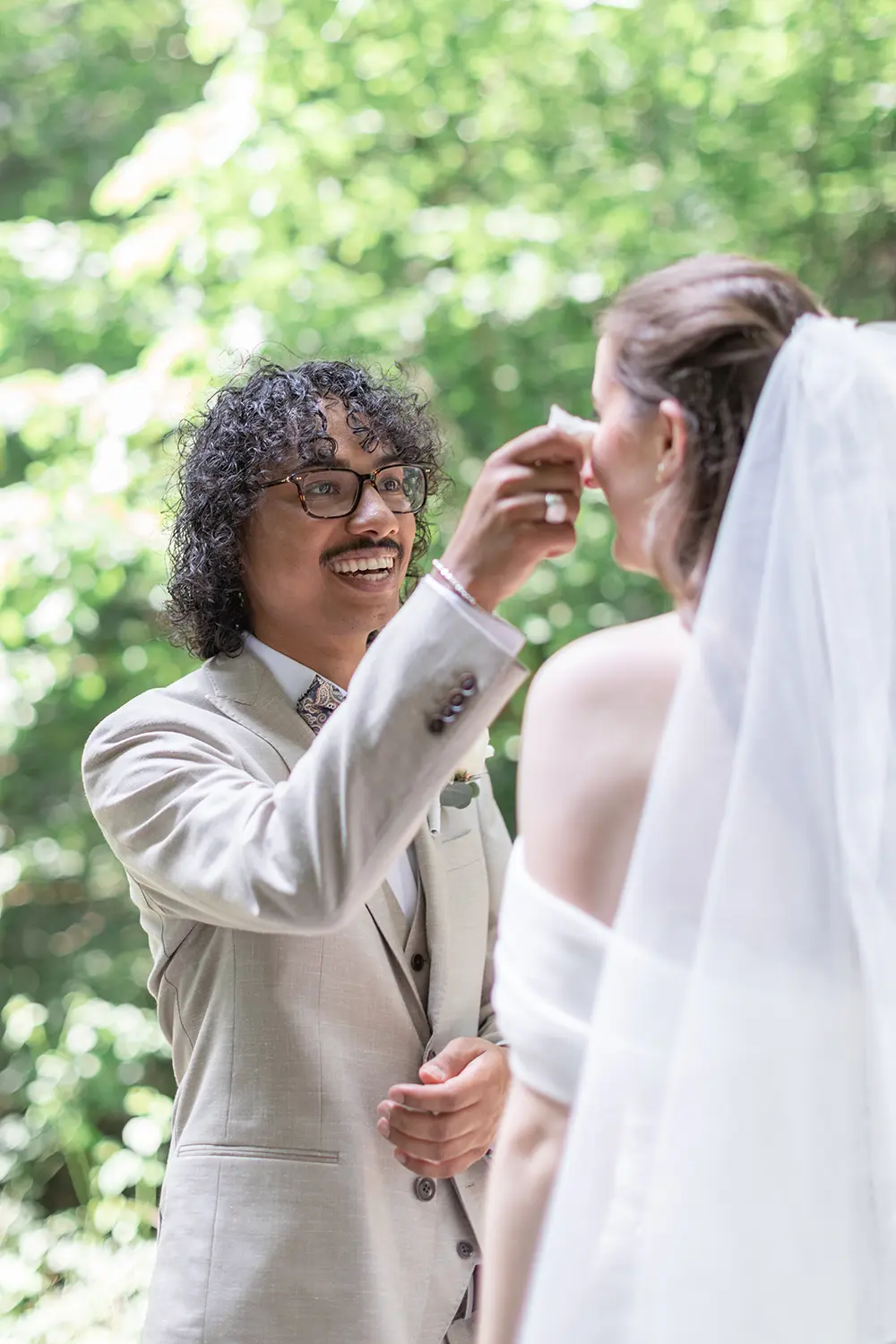 Le marié essuie la larme de la mariée lors de leur first look à Haguenau