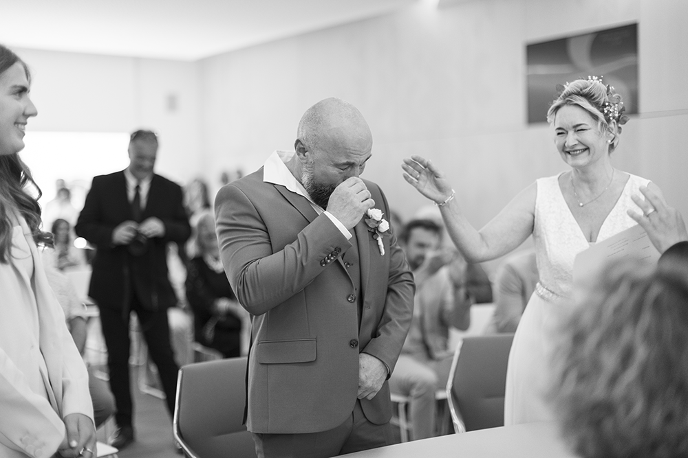 Le marié en train de pleurer pendant son mariage à la mairie de Drusenheim