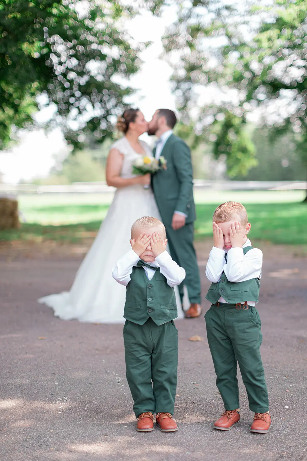 Leur deux enfants se cachent les yeux pendant que les mariés s'embrassent lors de leur first look à Haguenau