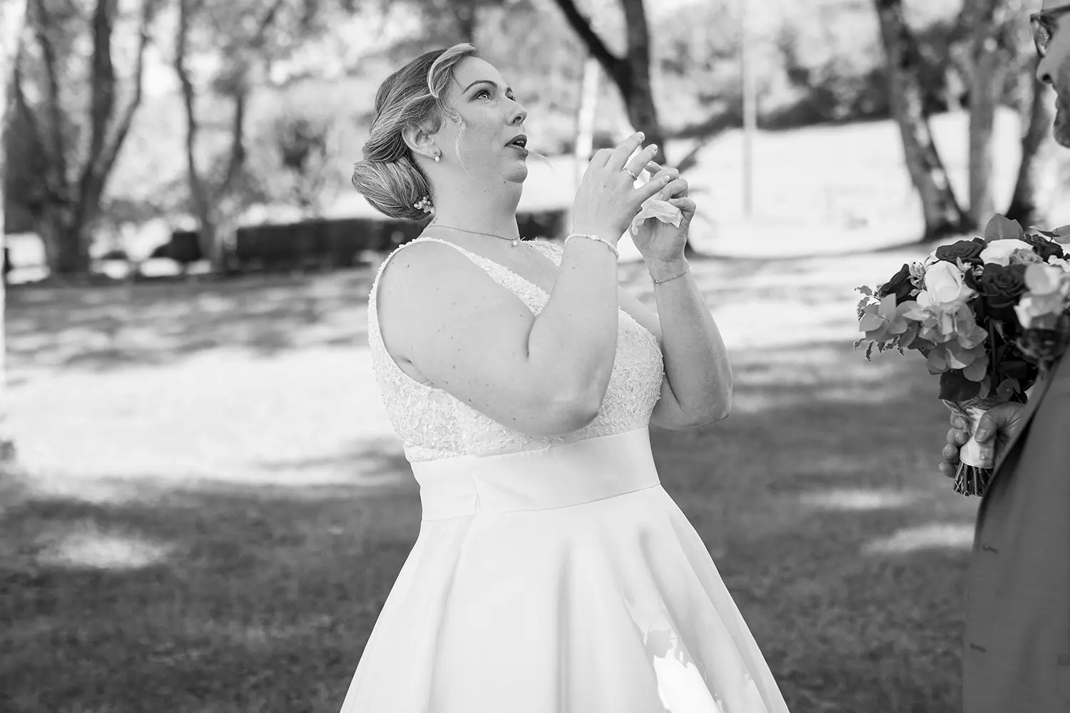 La mariée pleure lorsqu'elle découvre son mari lors de leur first look au domaine de Montauban à Langres