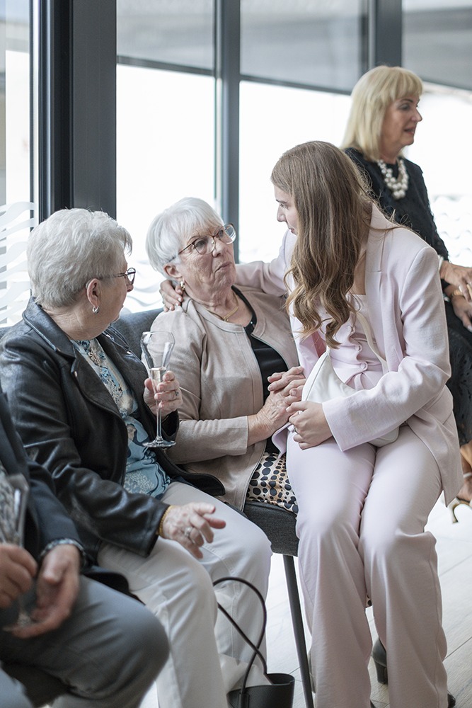 Grands parents riant avec leur petite fille pendant le cocktail du mariage