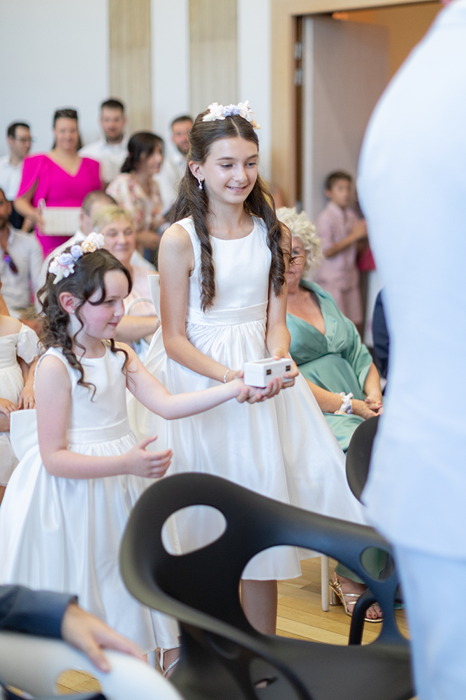 Les filles des mariés apportent les alliances à leurs parents lors de la cérémonie civile à Haguenau