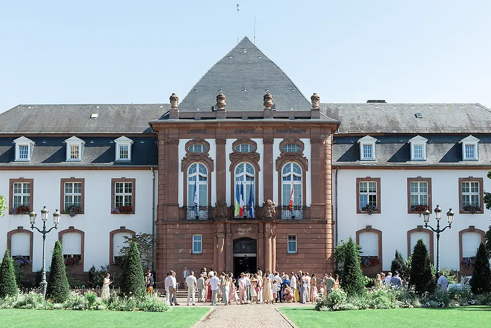 Les invités se sont retrouvés devant la mairie d'Haguenau avant la cérémonie civile