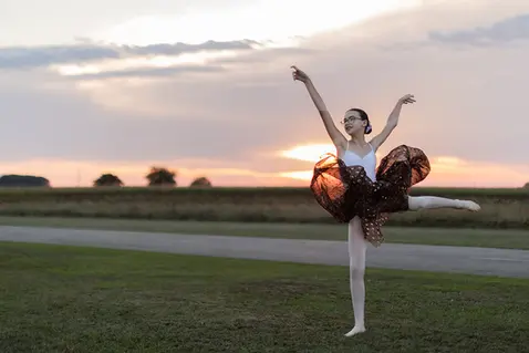 Jeune danseuse classique effectuant une pose gracieuse au coucher de soleil, Rountzenheim. Photographe Bas-Rhin Lifestyle Portrait.
