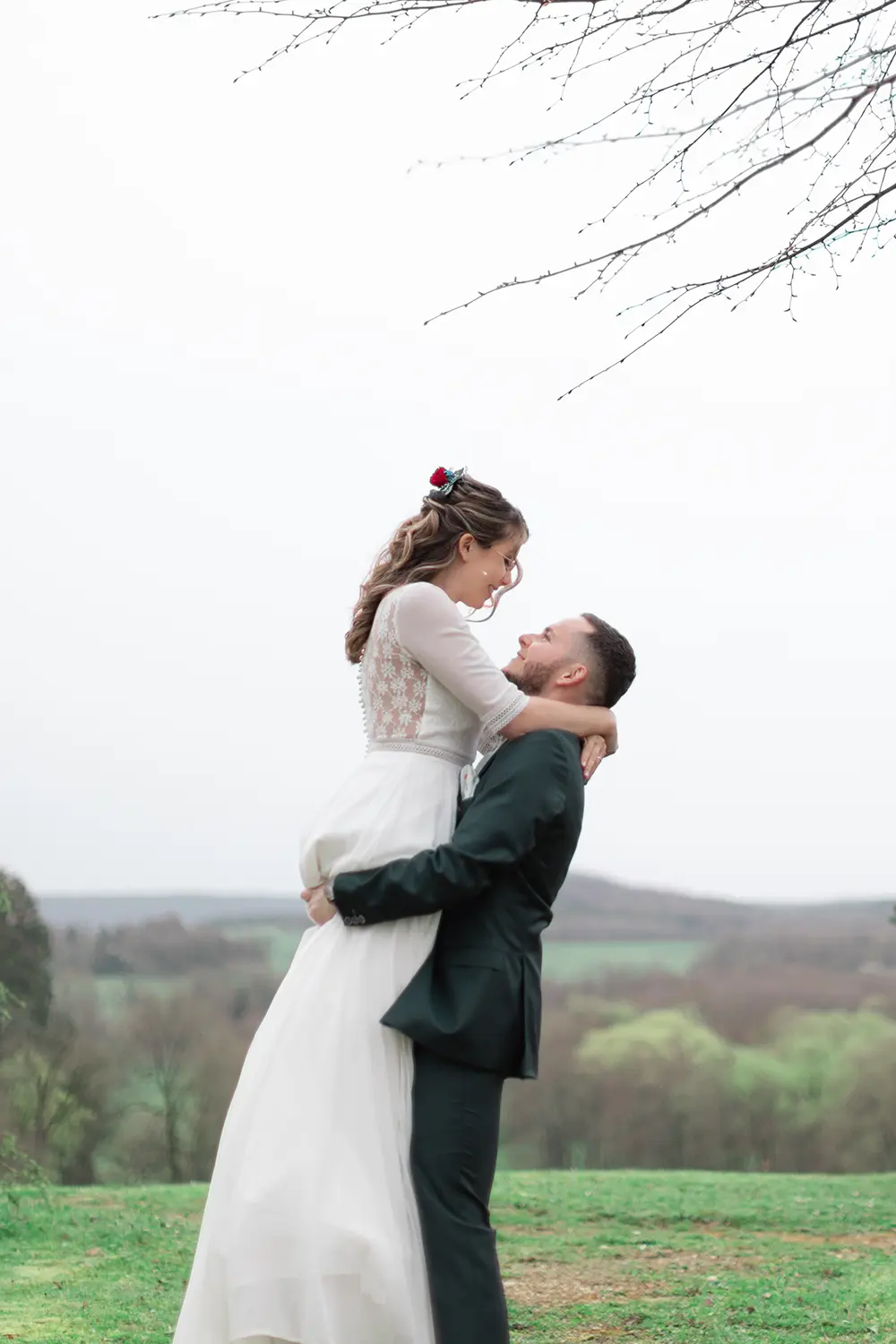 Le marié porte la mariée lors de leur first look pluvieux à Haguenau