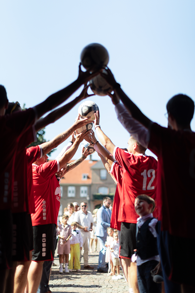 Equipe de foot font hait honneur pour sortie des mariés