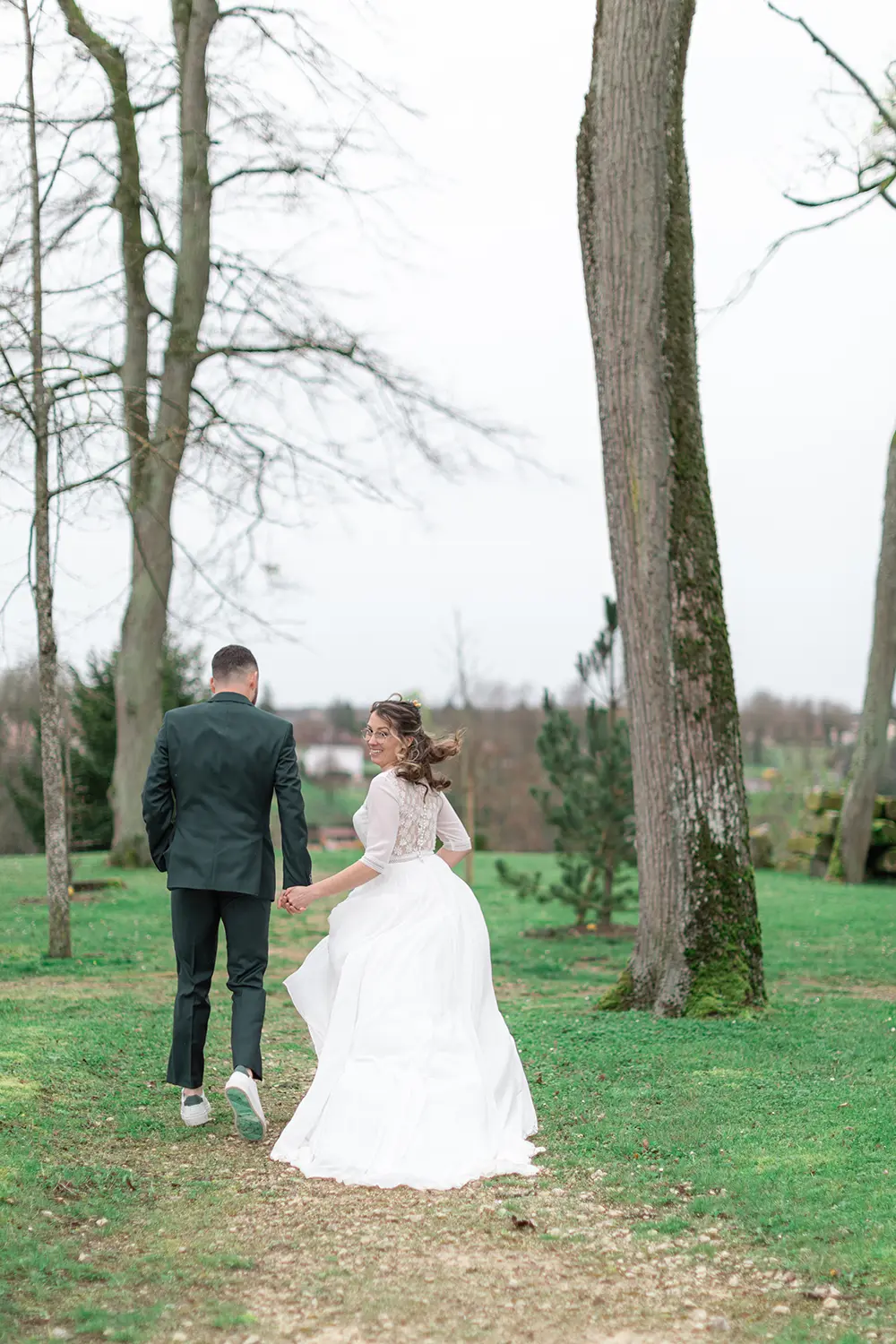Les mariés courent pendant leur first look à Haguenau