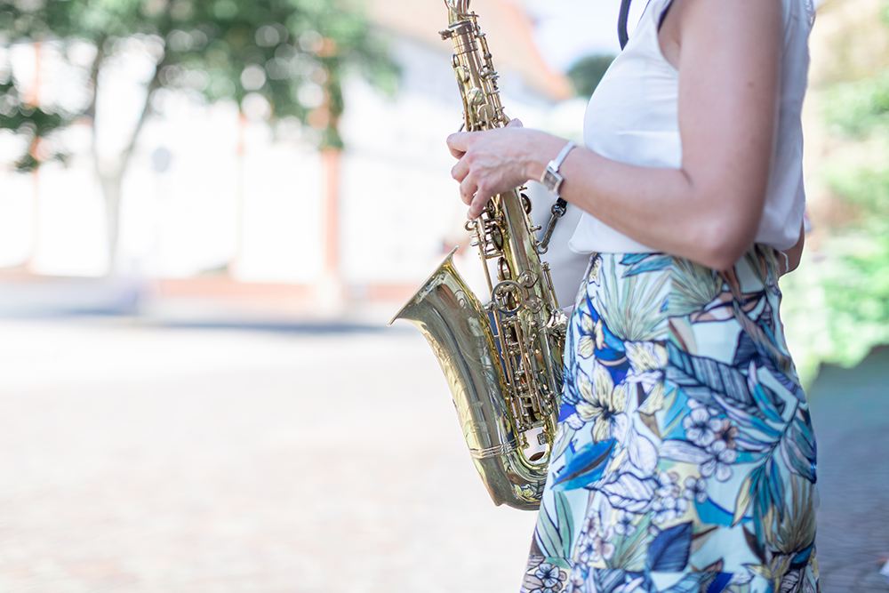 Saxophoniste jouant sur le parvis de la mairie d'Haguenau avant la cérémonie civile