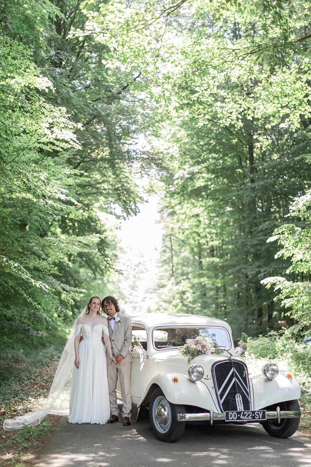 Couple de jeunes mariés avec voiture de collection lors de leur first look