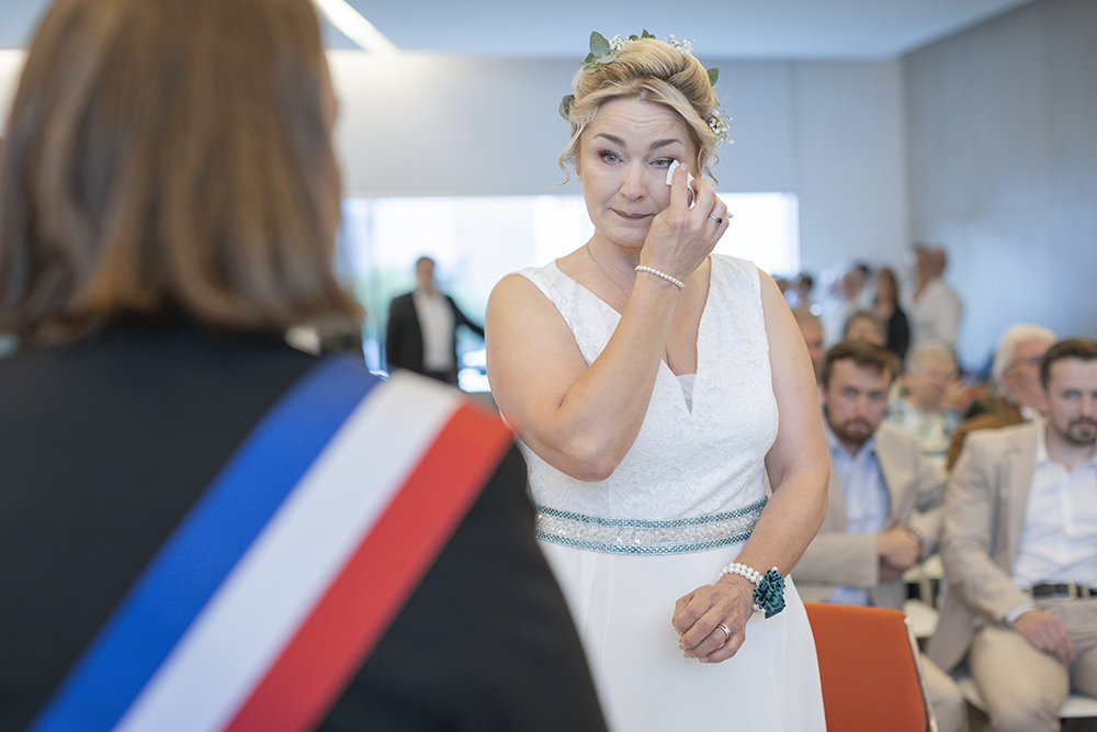 La mariée essuie une larme lors de la cérémonie civile à Drusenheim
