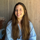 Manuela acompaña a quienes desean escucharse de verdad y construir un camino más auténtico desde su experiencia. Trabaja con profesionalismo y sensibilidad para que cada persona encuentre su voz.