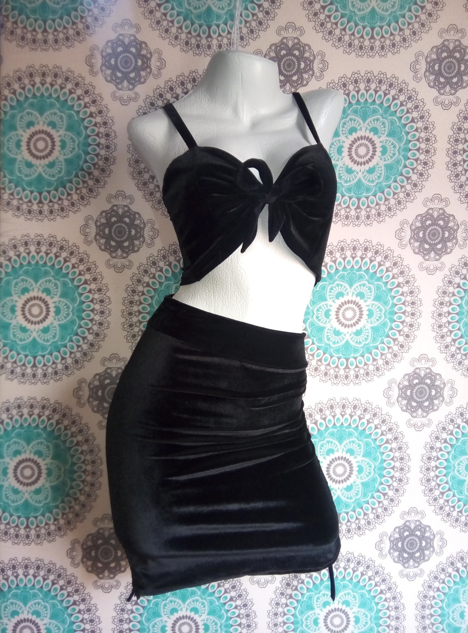 Blusa de moño y falda.