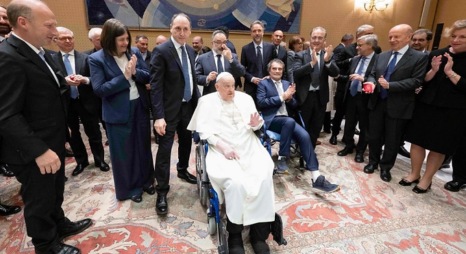 Papa Francisco recibe a personal médico que lo atendió